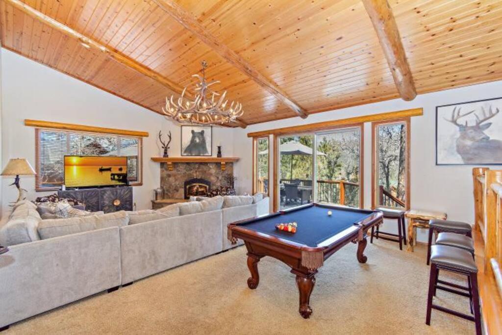 Custom Single Story Cabin With Jacuzzi Pool Table & Big Game Room With Arcade Games Big Bear Lake Exterior photo