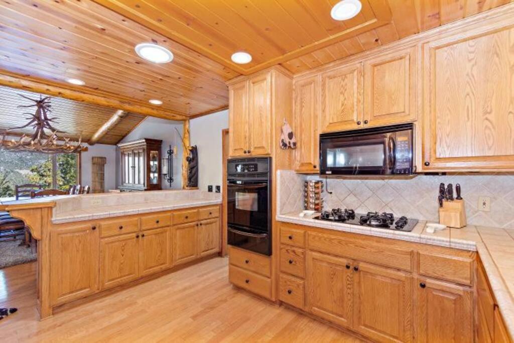 Custom Single Story Cabin With Jacuzzi Pool Table & Big Game Room With Arcade Games Big Bear Lake Exterior photo