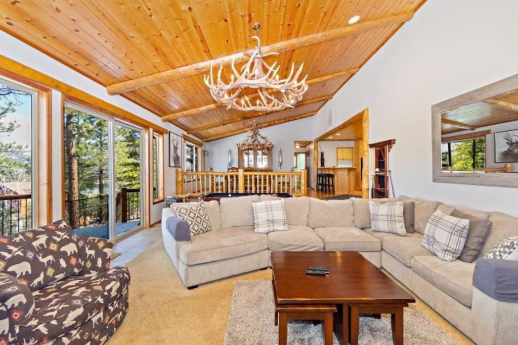 Custom Single Story Cabin With Jacuzzi Pool Table & Big Game Room With Arcade Games Big Bear Lake Exterior photo
