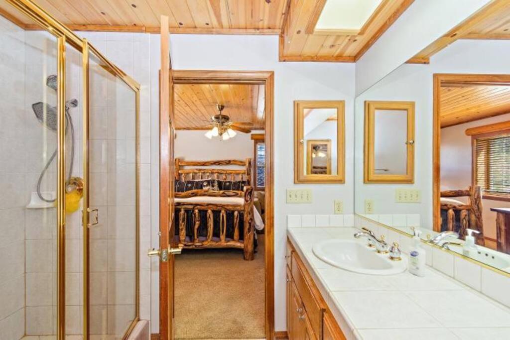 Custom Single Story Cabin With Jacuzzi Pool Table & Big Game Room With Arcade Games Big Bear Lake Exterior photo